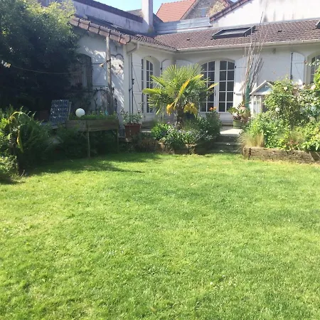 Maisonnette A L Etang